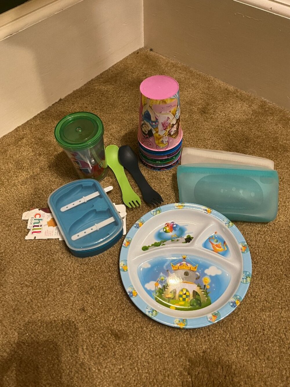 Lot of kids eating accessories
